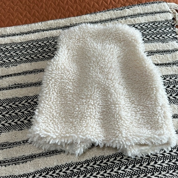Cotton on baby creamy off white fuzzy Sherpa vest size 18-24 months - Picture 3 of 3